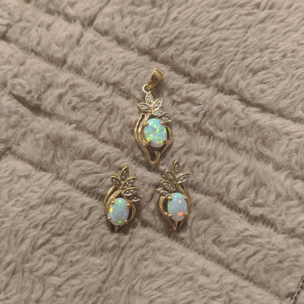 Opal set